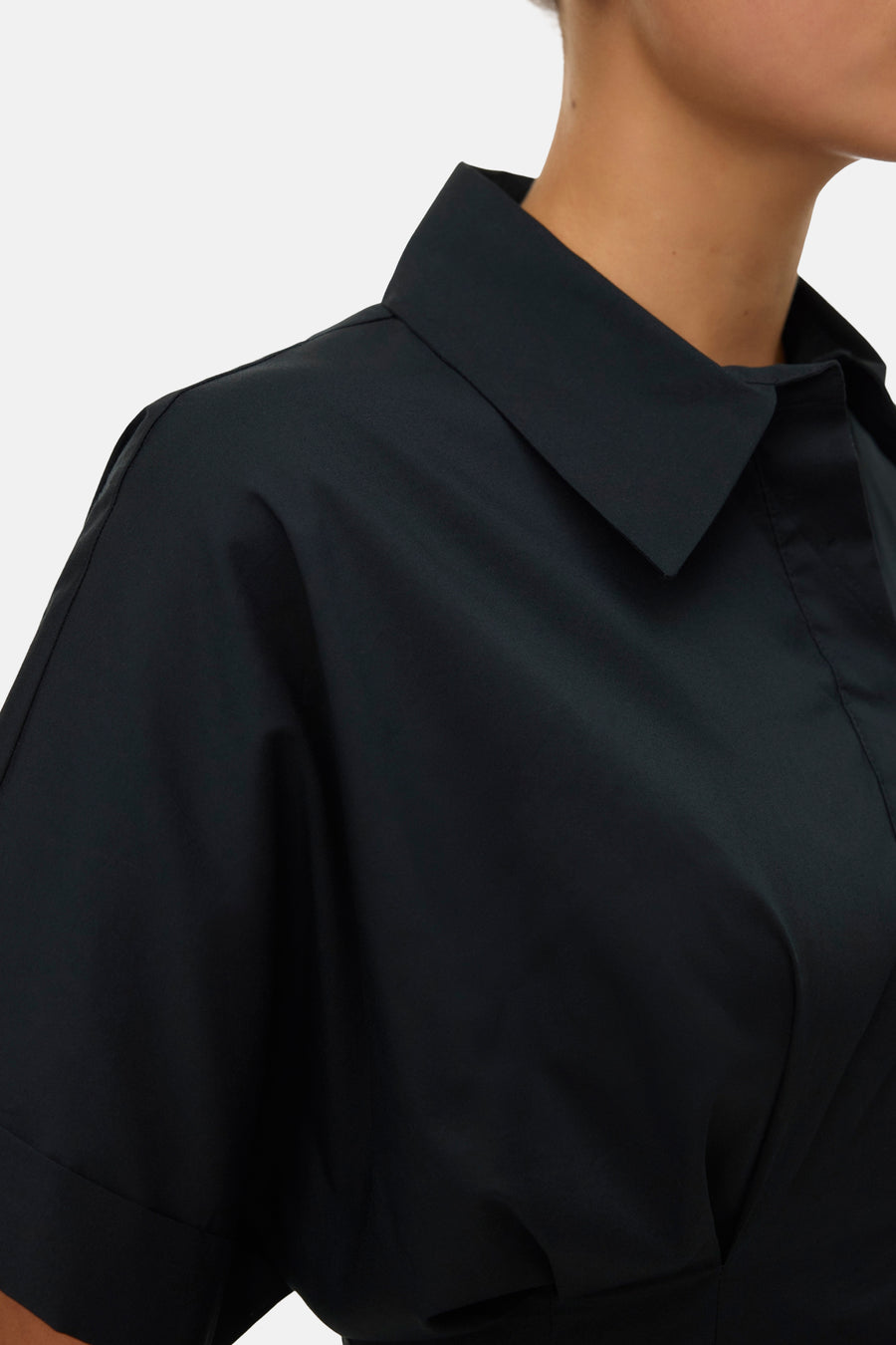 Blouse noire à manches courtes de VERO MODA avec col pointu et coupe ample.