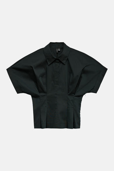 Blouse noire à manches courtes amples de VERO MODA avec col, patte de boutonnage partielle et détails plissés.