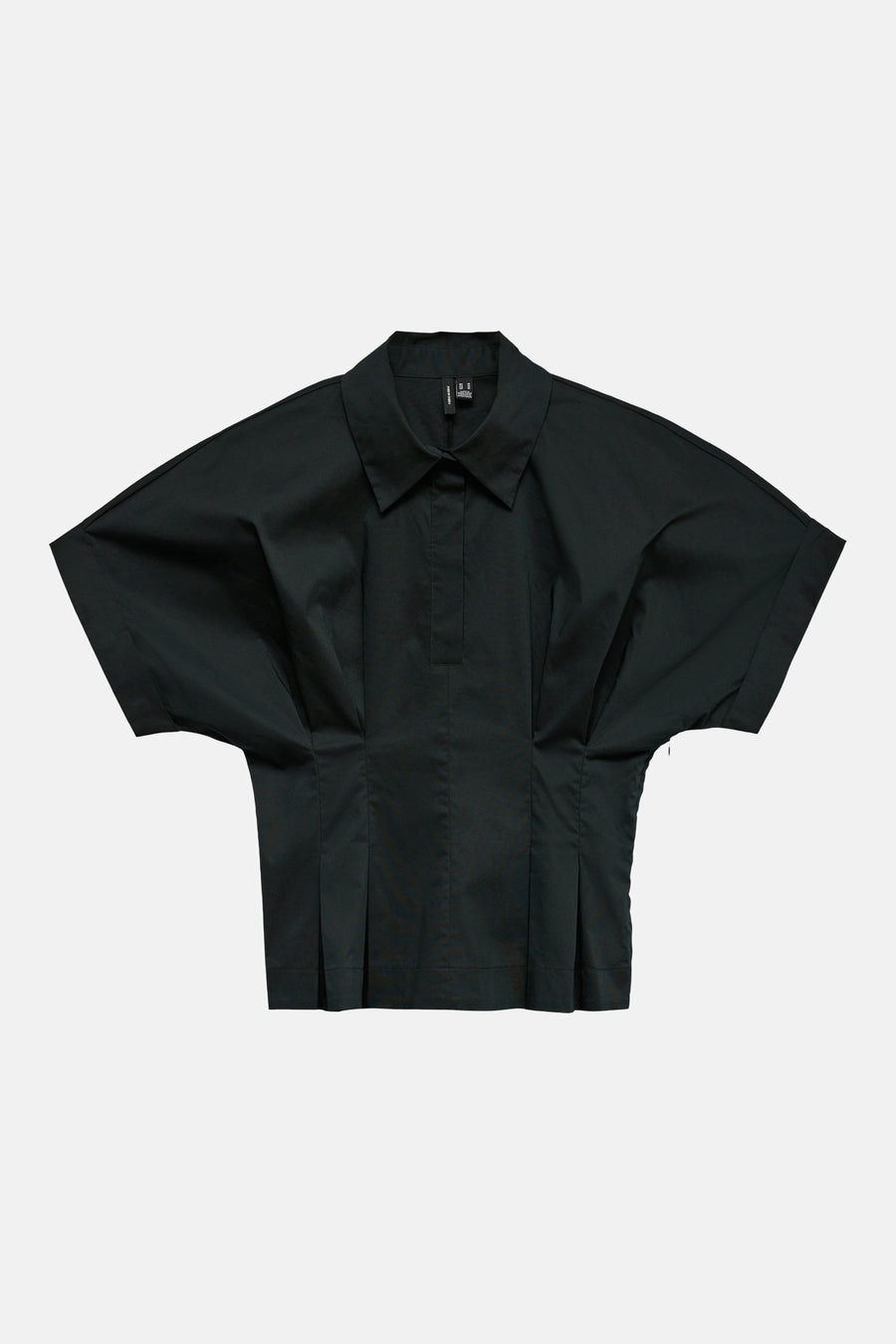 Blouse noire à manches courtes amples de VERO MODA avec col, patte de boutonnage partielle et détails plissés.