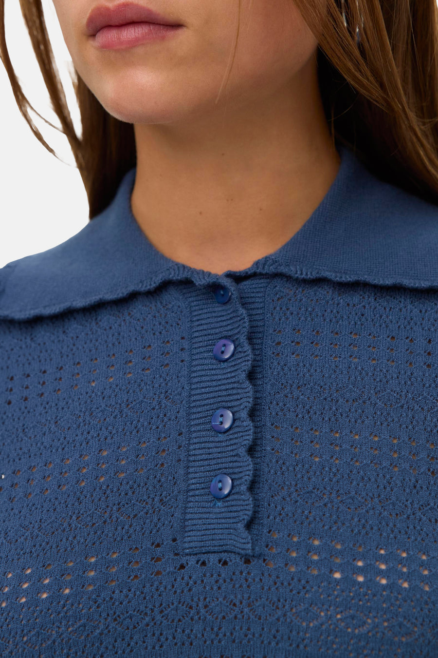 Blauw T-shirt van VERO MODA in mesh-stof met polokraag en zichtbare knopen.