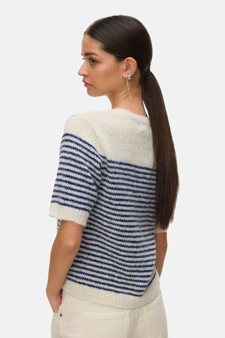 Pull à col rond bleu de VERO MODA, rayures horizontales, porté avec un pantalon écru.