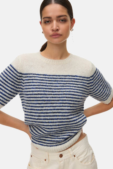 Pull à col rond en maille bleu de VERO MODA® avec rayures blanches et détails subtils de style.