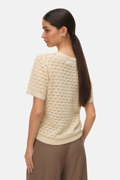Beige T-shirt met korte mouwen van VERO MODA, opengebreid met ruitpatroon, gedragen met een bruine broek.