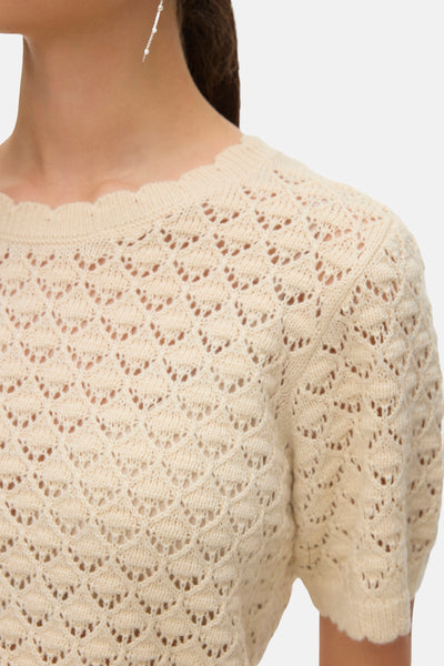 Beige T-shirt met korte mouwen van VERO MODA® met ajourpatroon en geschulpte halslijn.