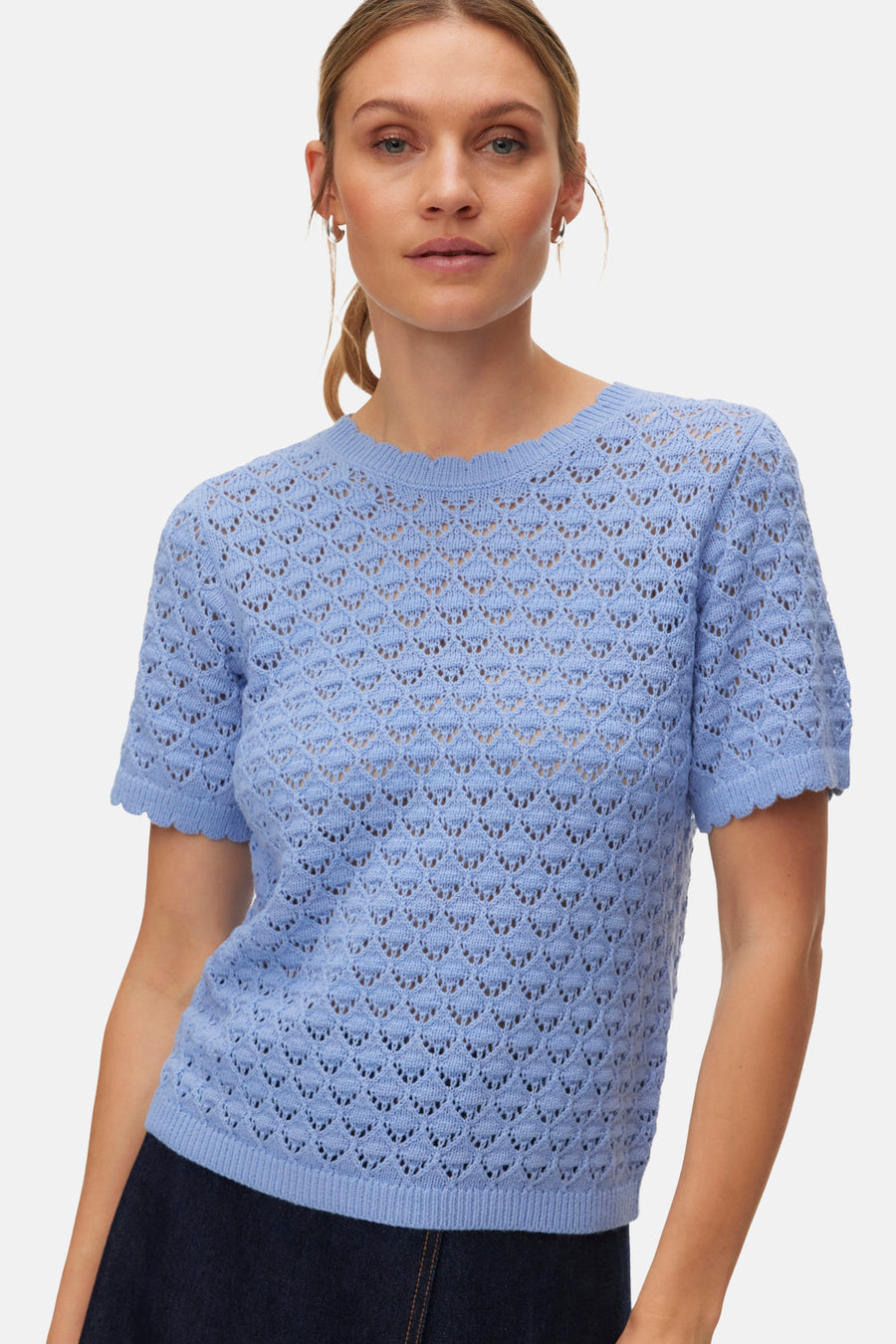 T-shirt bleu à manches courtes de Vero Moda®, en maille ajourée avec des motifs losanges délicats.