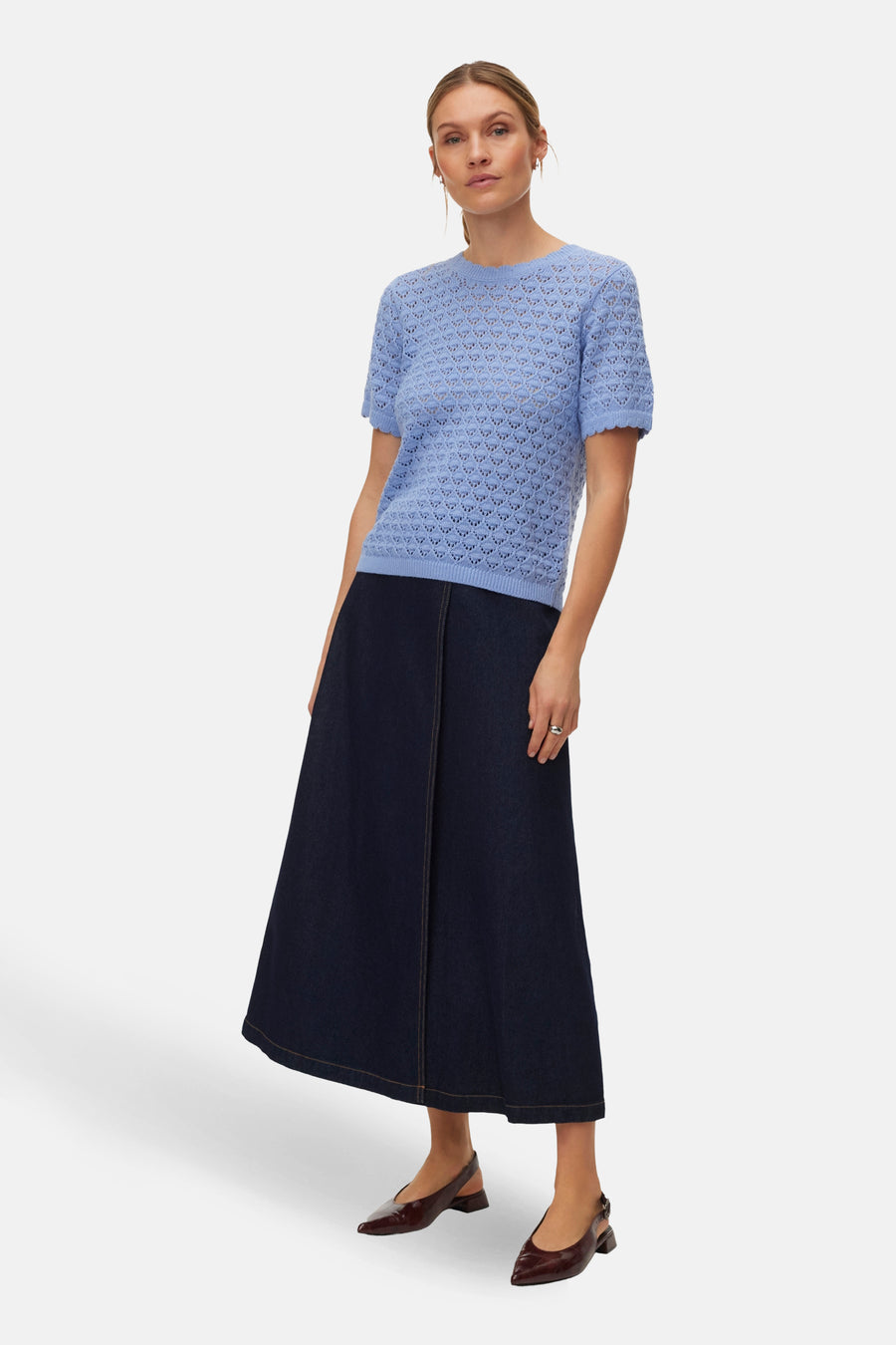 T-shirt bleu à manches courtes de VERO MODA, avec motif ajouré et ourlet festonné.