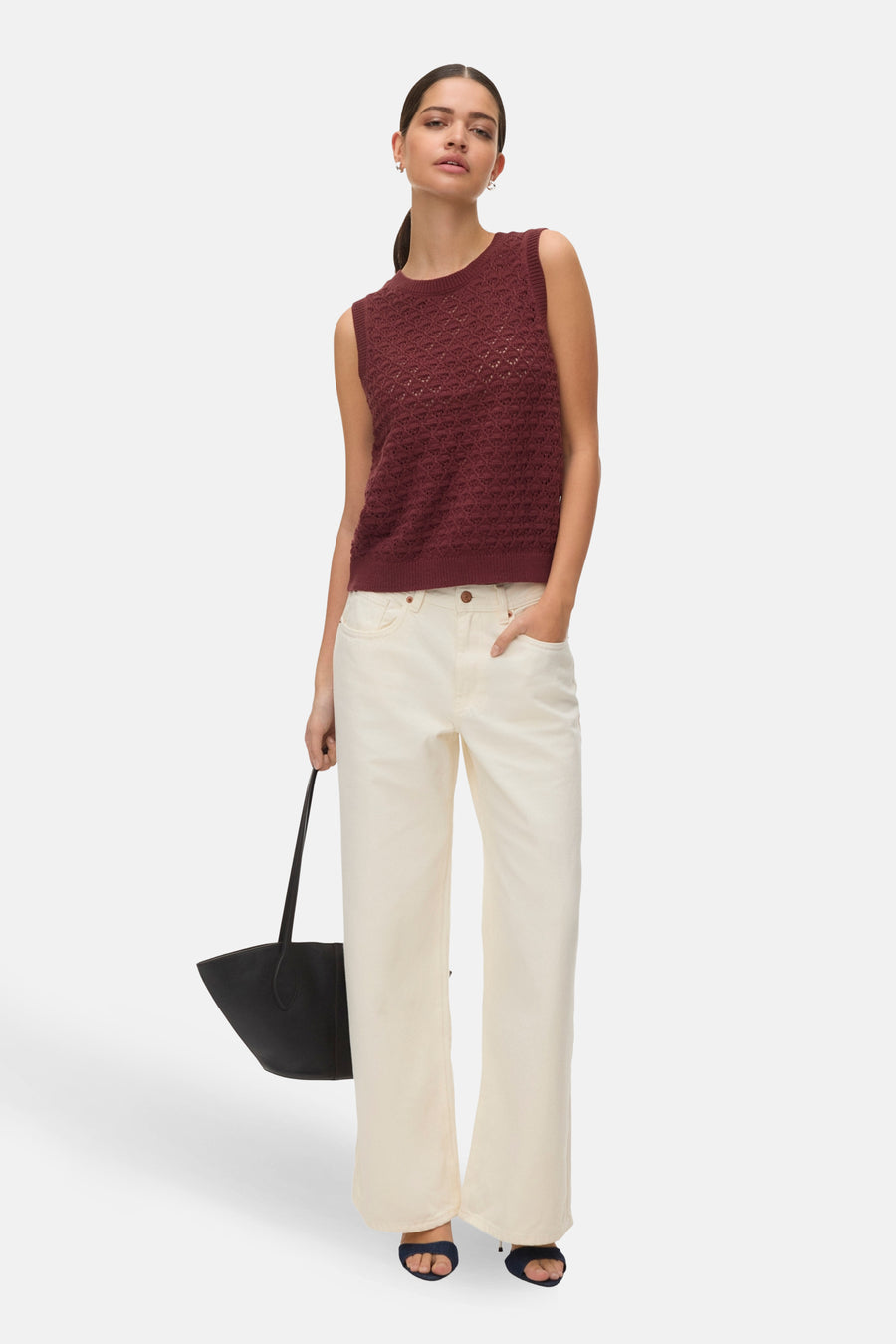 Débardeur brique de VERO MODA®, maille ajourée, porté avec un pantalon écru et des sandales à talons bleu marine.