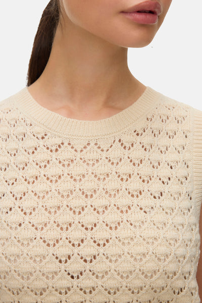 Ecru hemdje van VERO MODA met een ruitvormig ajourpatroon op een getextureerd breisel.