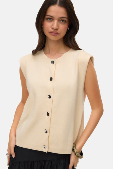 Cardigan écru par VERO MODA® à manches courtes avec boutons noirs.