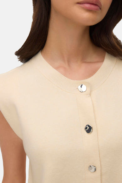Cardigan écru de VERO MODA® avec une fermeture boutonnée et une maille fine.
