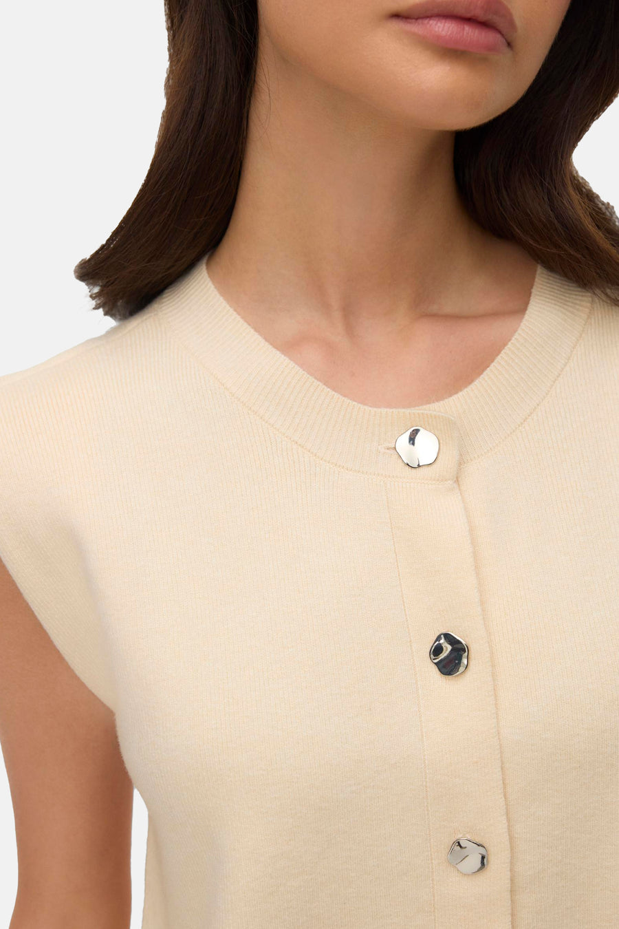 Cardigan écru de VERO MODA® avec une fermeture boutonnée et une maille fine.

