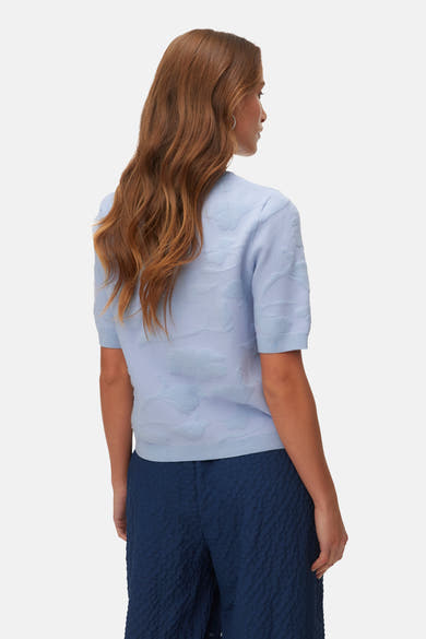 Pull bleu à col rond de VERO MODA, avec motif floral en relief.