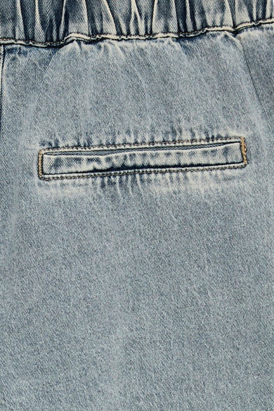 Jean large en denim bleu clair de VERO MODA, avec poche arrière passepoilée et taille élastiquée.
