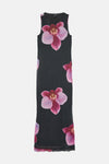 Robe noire à manches courtes de Vero Moda, ornée d'un motif floral orchidée rose et violet.