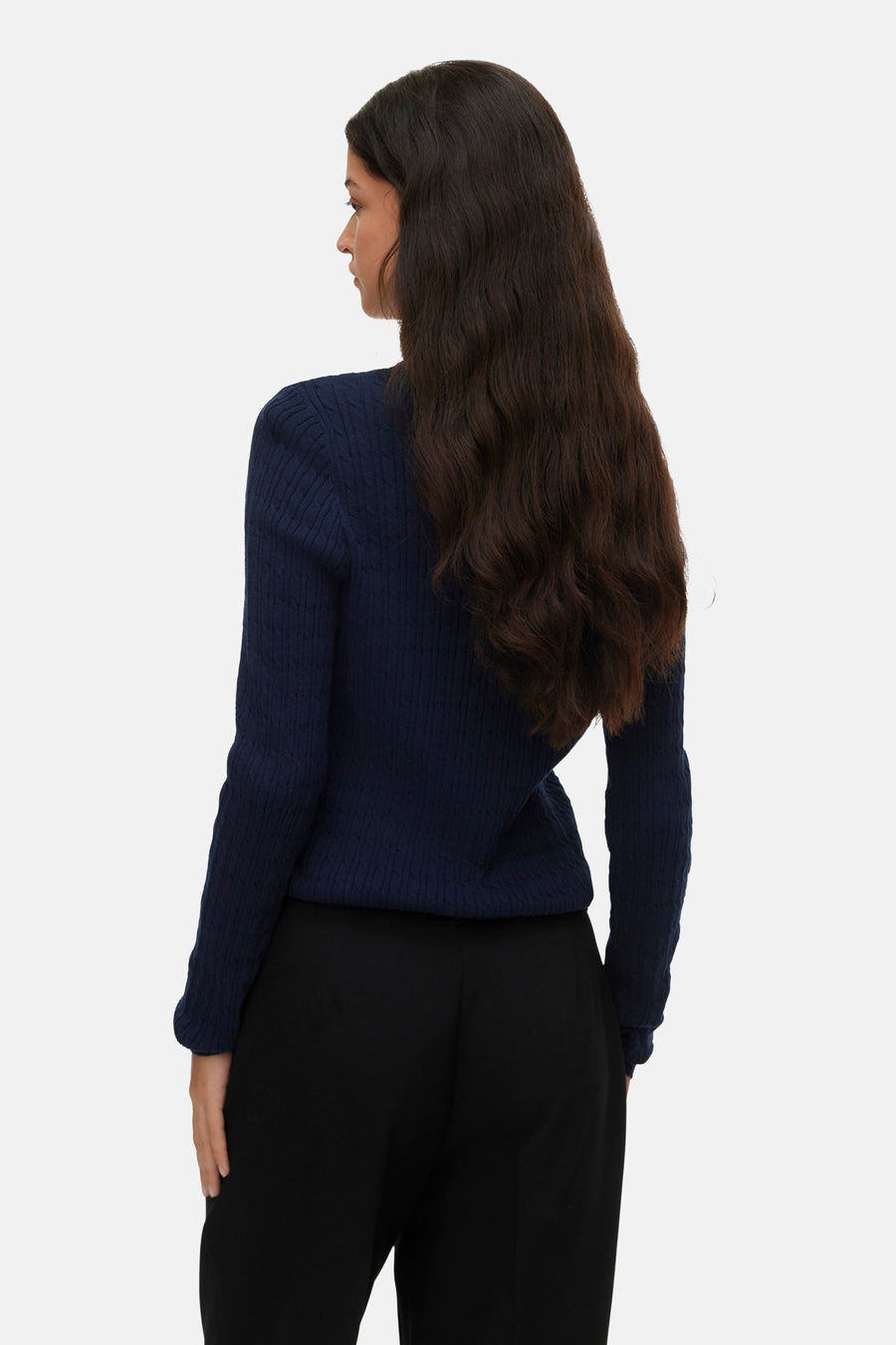 Zwarte broek van VERO MODA, gedragen met een marineblauwe, getextureerde trui, losse pasvorm.