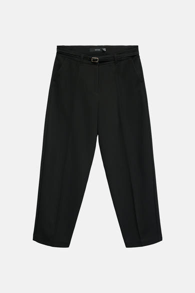 Zwarte broek van VERO MODA® met bijpassende riem en losse pasvorm op neutrale achtergrond.