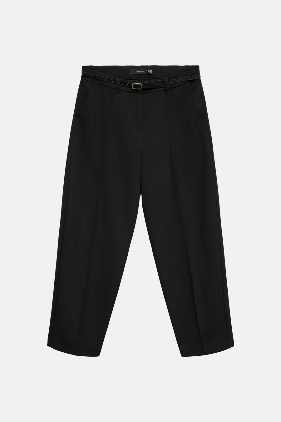 Zwarte broek van VERO MODA® met bijpassende riem en losse pasvorm op neutrale achtergrond.
