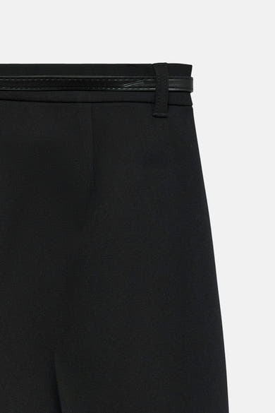 Zwarte broek van Vero Moda, met leren riem en zichtbare haaksluiting.