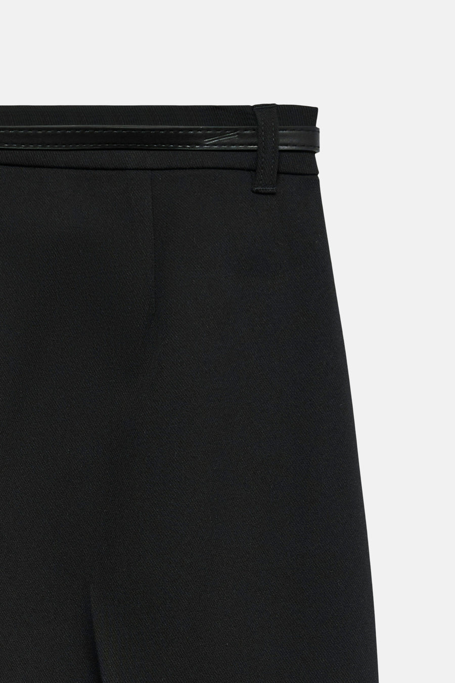 Zwarte broek van Vero Moda, met leren riem en zichtbare haaksluiting.