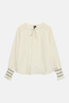 Blouse à manches longues écru de VERO MODA, rayures fines, manches froncées avec détails zig-zag.