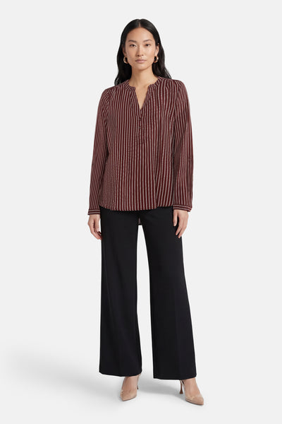 Chemisier marron à rayures verticales de VERO MODA®, avec manches longues et coupe droite.