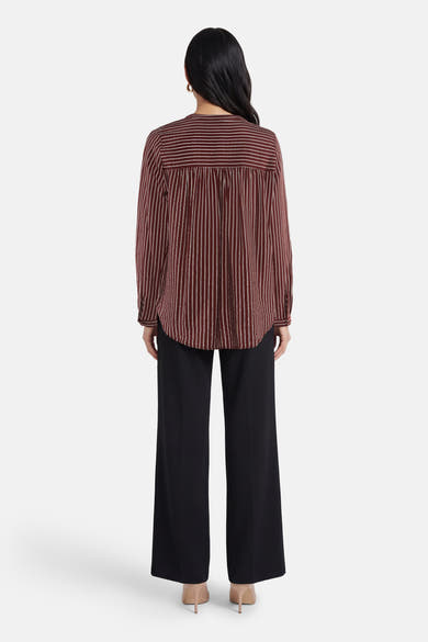 Chemisier à manches longues brun rayé par VERO MODA®, vue arrière, porté avec un pantalon noir et des talons hauts.