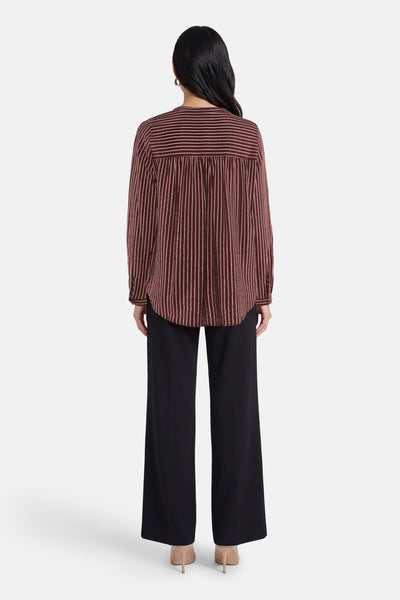 Bruin gestreept overhemd met lange mouwen van VERO MODA®, achterkant, gedragen met een zwarte broek en hoge hakken.