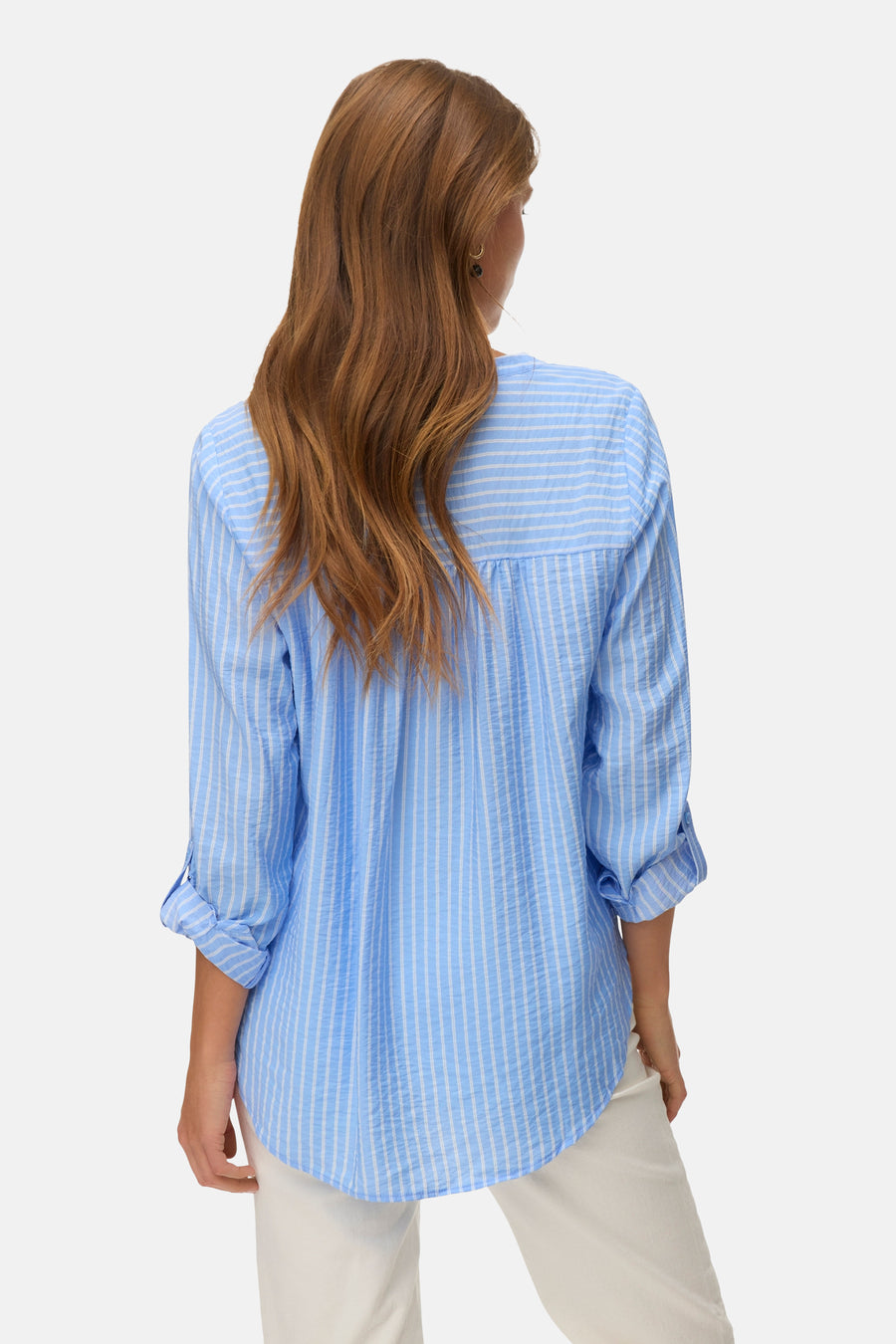 Blouse à manches longues bleue à rayures blanches de VERO MODA®, avec manches retroussées et détails plissés au dos.