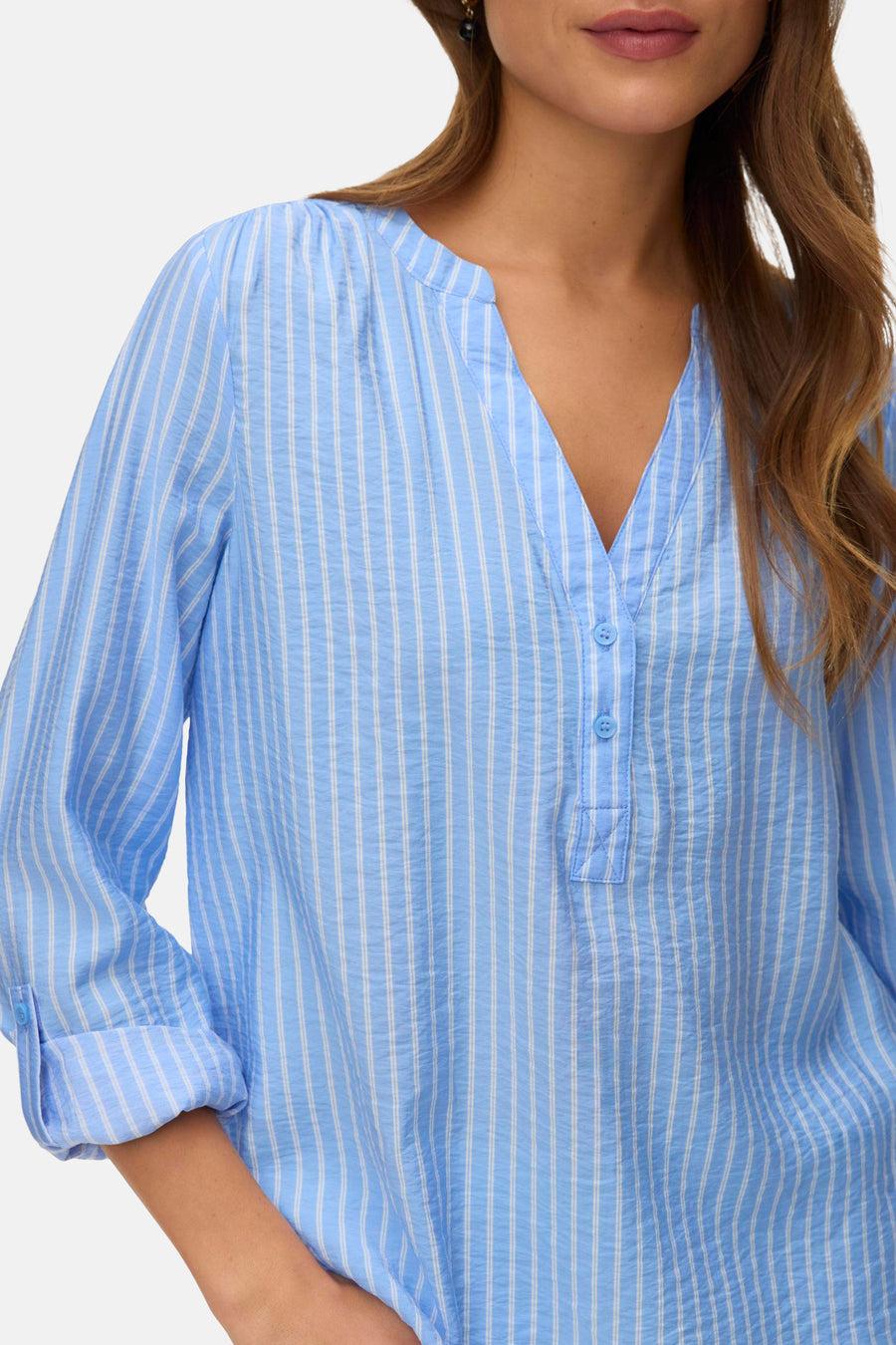 Chemisier bleu à rayures verticales par VERO MODA®, avec manches longues retroussées et col en V subtil.