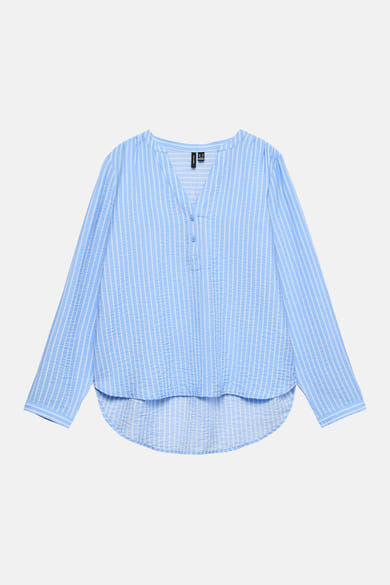 Blouse à manches longues bleue à rayures blanches de VERO MODA, avec boutons sur le devant et ourlet arrondi.