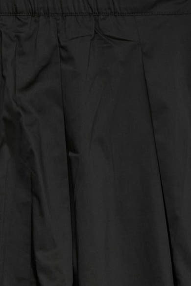 Jupe longue noire de VERO MODA® en tissu fluide avec des plis doux et une ceinture froncée visible.