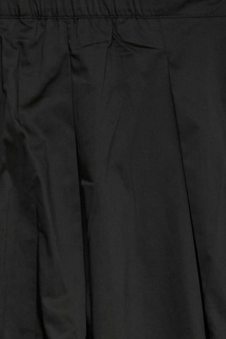 Jupe longue noire de VERO MODA® en tissu fluide avec des plis doux et une ceinture froncée visible.