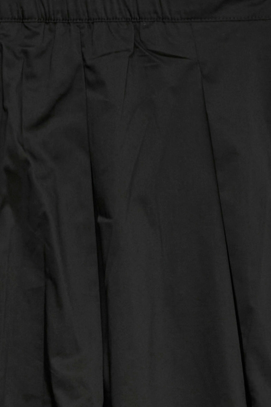 Jupe longue noire de VERO MODA® en tissu fluide avec des plis doux et une ceinture froncée visible.