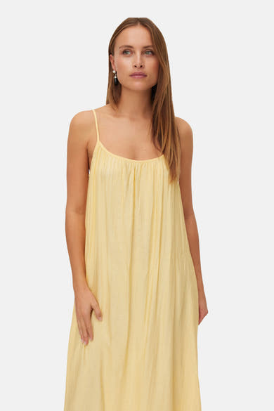 Robe jaune à fines bretelles de VERO MODA®, coupe ample en tissu texturé.