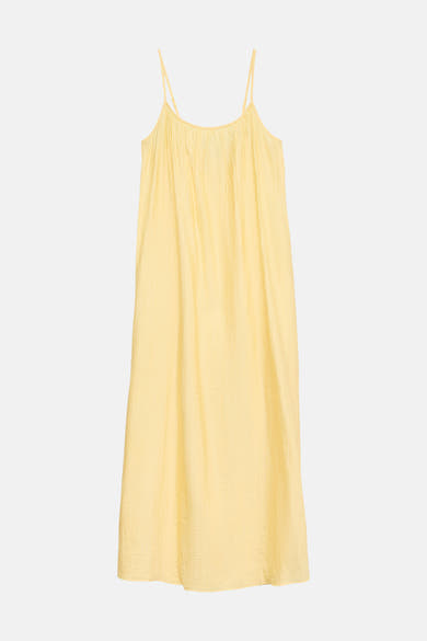 Robe longue jaune clair de VERO MODA à fines bretelles et texture froissée.