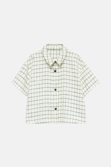 Ecru blouse met korte mouwen van VERO MODA, met zwarte ruit en zwarte knopen.