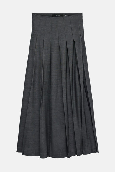 Jupe longue grise de VERO MODA, avec des plis sur toute la surface et une texture fine.
