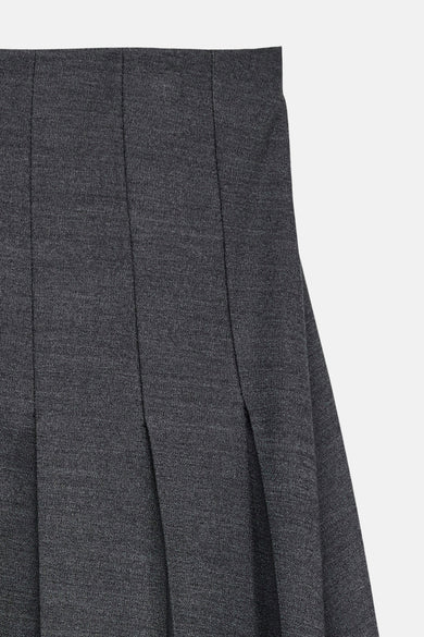 Jupe longue grise de VERO MODA, avec un tissu texturé et des plis structurés.