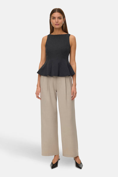 T-shirt uni à manches courtes gris de VERO MODA, porté avec un pantalon beige ample et des chaussures à talons noires.
