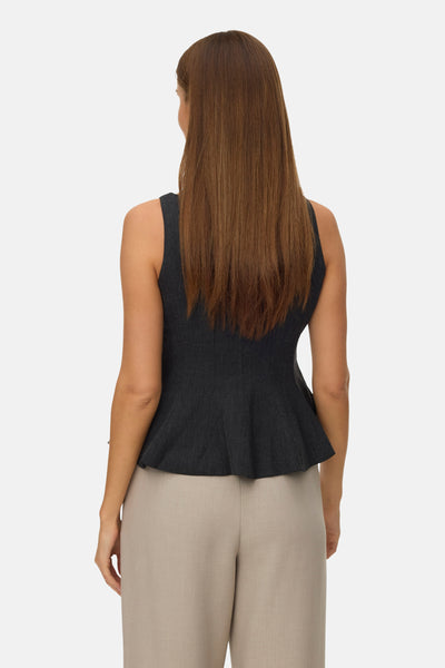 Grijs T-shirt met korte mouwen van VERO MODA®, achterkant, gedragen met een effen beige broek.