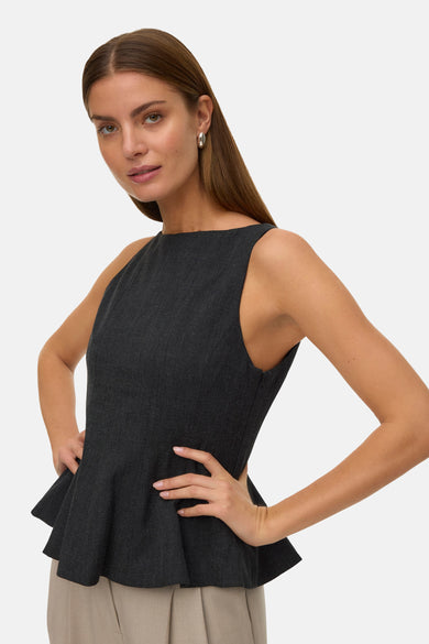 Effenchemise grijs met korte mouwen van VERO MODA, gedragen met een wijde beige broek en zwarte hakken.
