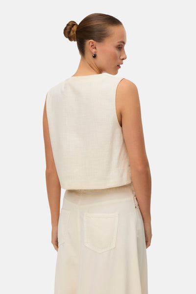 Ecru mouwloos vest van VERO MODA®, in getextureerde stof, van achteren gezien, gedragen met een bijpassende rok.