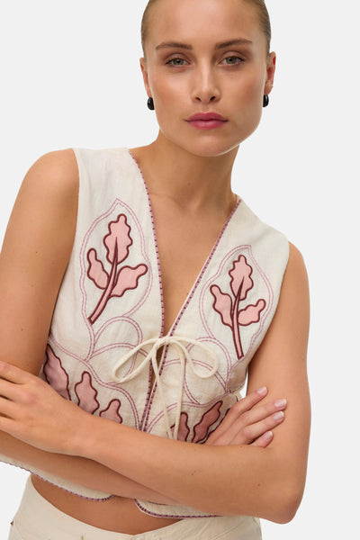 Gebroken wit linnen gilet van VERO MODA® met roze en bordeauxrode bladborduurwerk en striklinten.