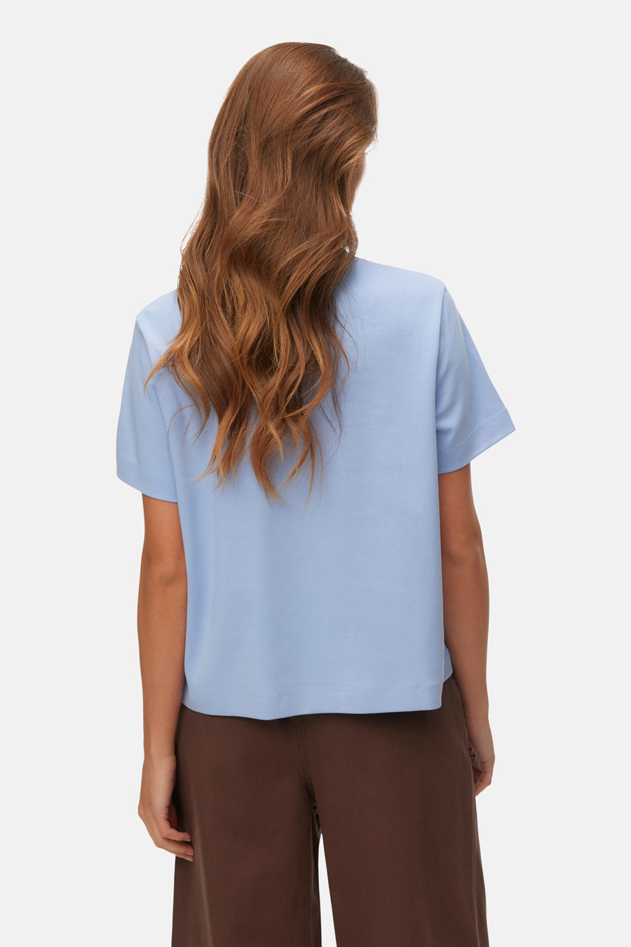 T-shirt bleu à manches courtes de VERO MODA, vu de dos, porté avec un pantalon marron.
