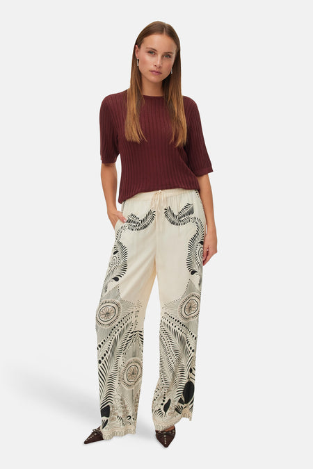 Pull à col rond brun de VERO MODA, avec une texture tricotée et des manches courtes.