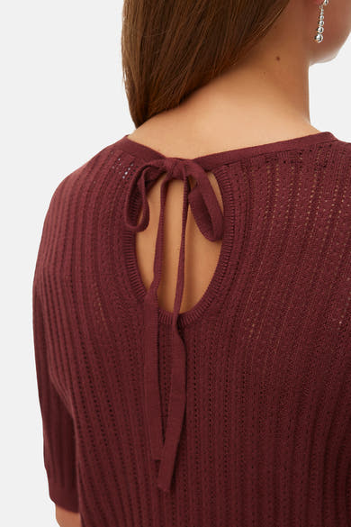Pull à col rond brun de VERO MODA®, avec une découpe en goutte d'eau et un nœud décoratif à l'arrière.