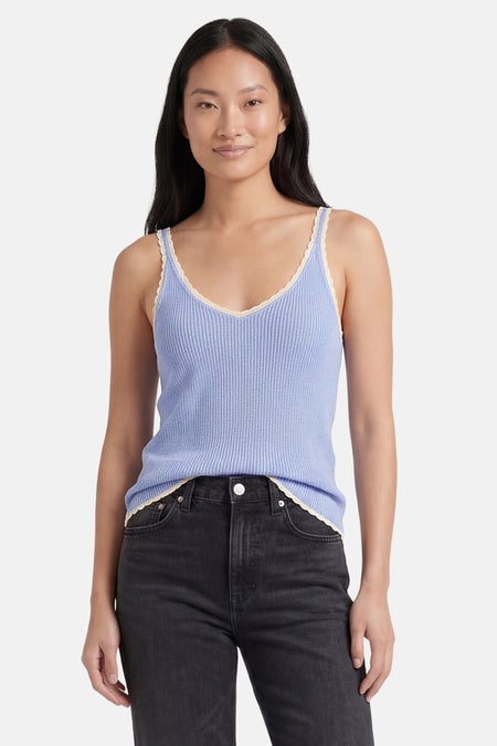 Débardeur bleu clair côtelé de VERO MODA, avec encolure en V et bretelles à bordure dentelle.