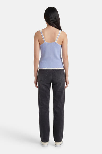 Geribd blauw hemdje van VERO MODA® met witte kanten bies, achterkant, gedragen met een donkergrijze jeans.