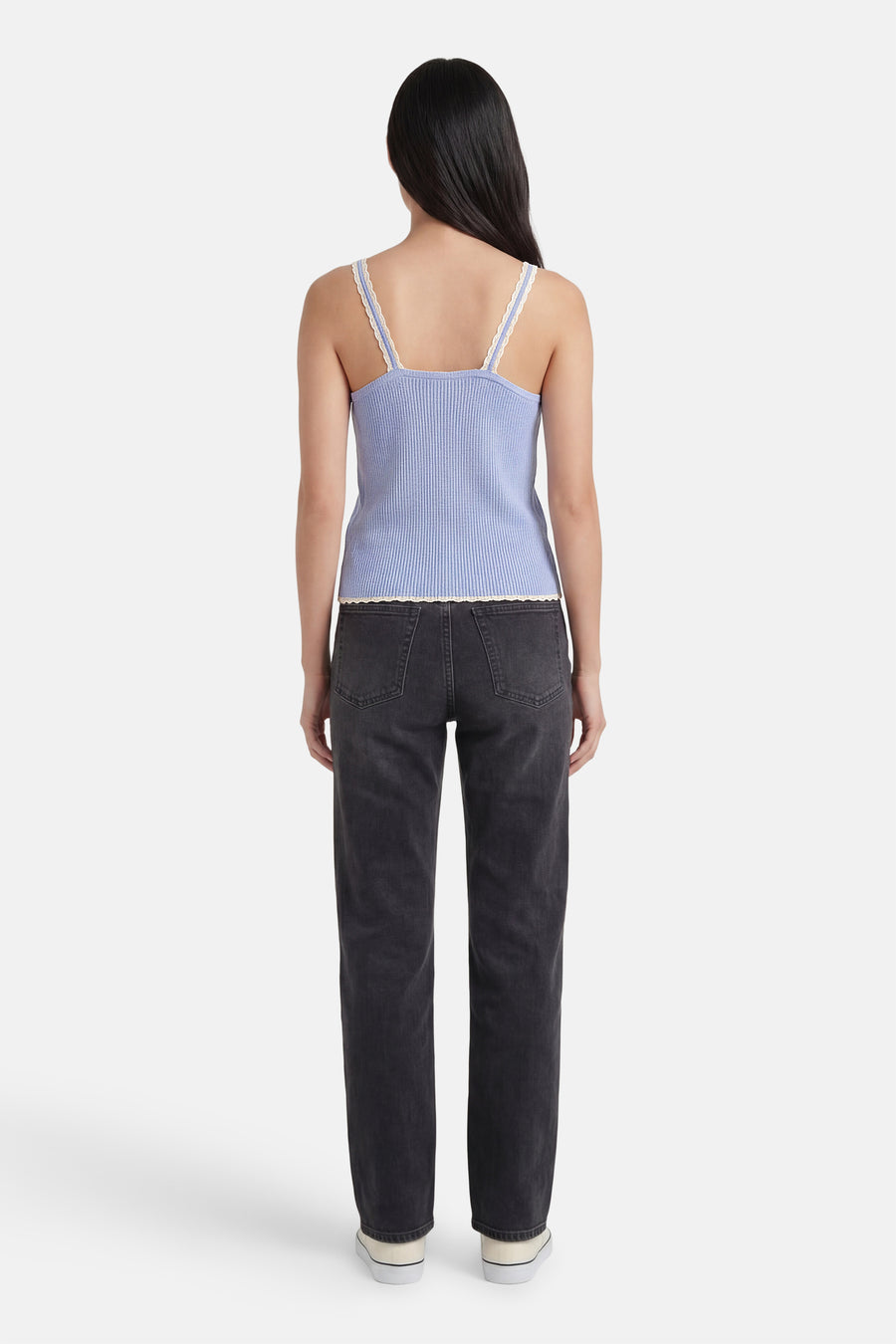 Geribd blauw hemdje van VERO MODA® met witte kanten bies, achterkant, gedragen met een donkergrijze jeans.