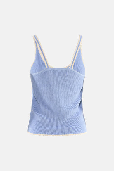 Gebreid blauw hemdje van VERO MODA met crèmekleurige geschulpte bandjes en zoom, achterkant.